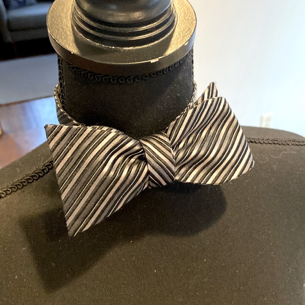 Donald J Trump Signature Collection Bow Tie, like new, 100% silk, adjustable.